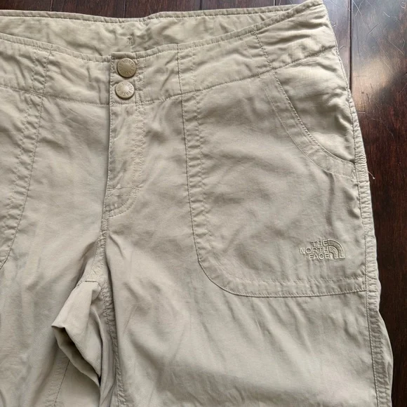 The North Face Women's Cargo Capri Shorts Size 10 Beige/Khaki Hiking Outdoor - Picture 2 of 8